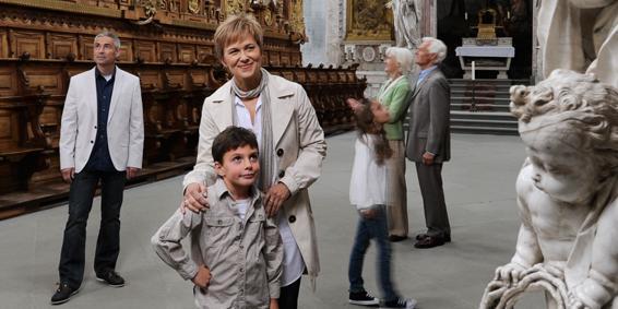 Besuchergruppe bei Klosterbesichtigung