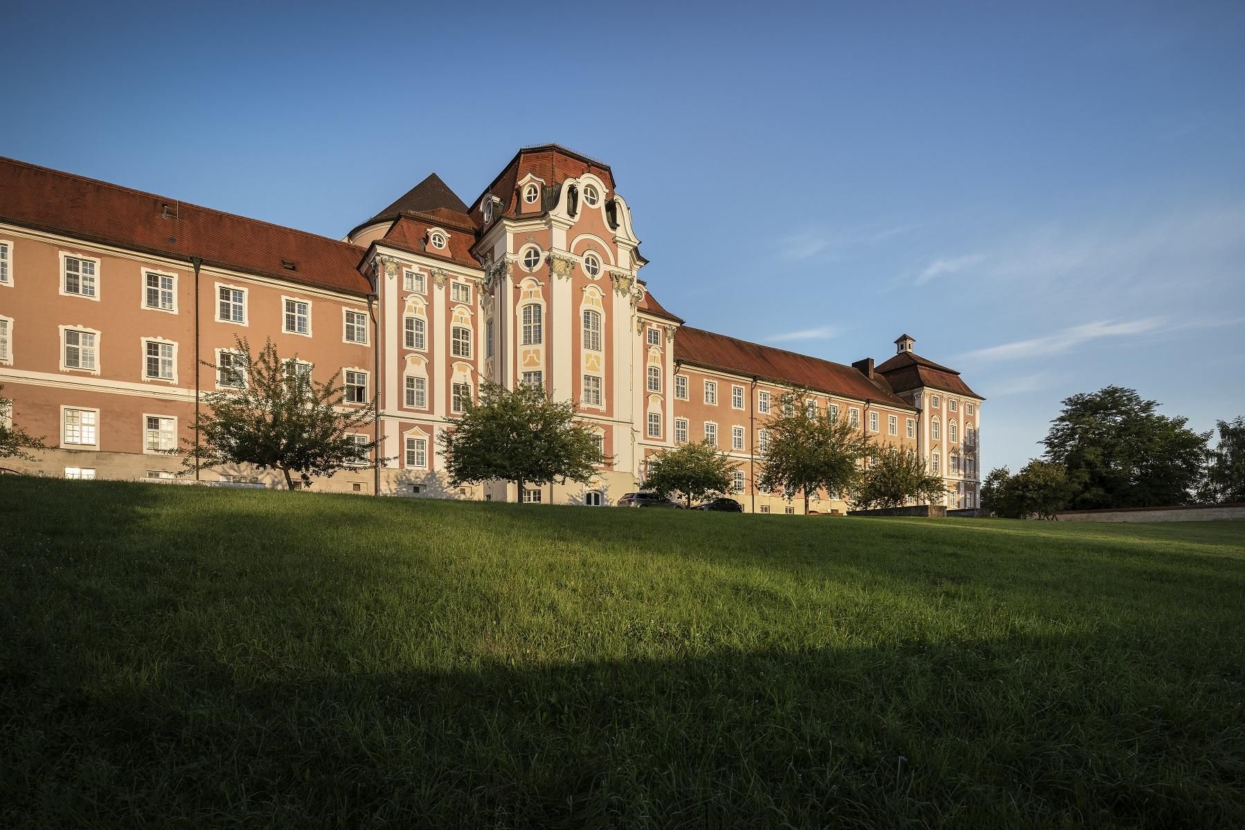 Kloster Wiblingen, Klostergebäude mit Bäumen